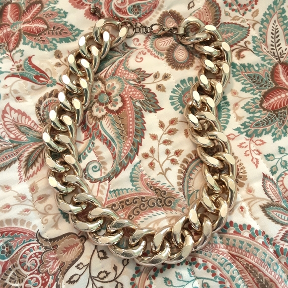 Goldtone Large Link Chain Necklace 17 inch - Picture 2 of 6